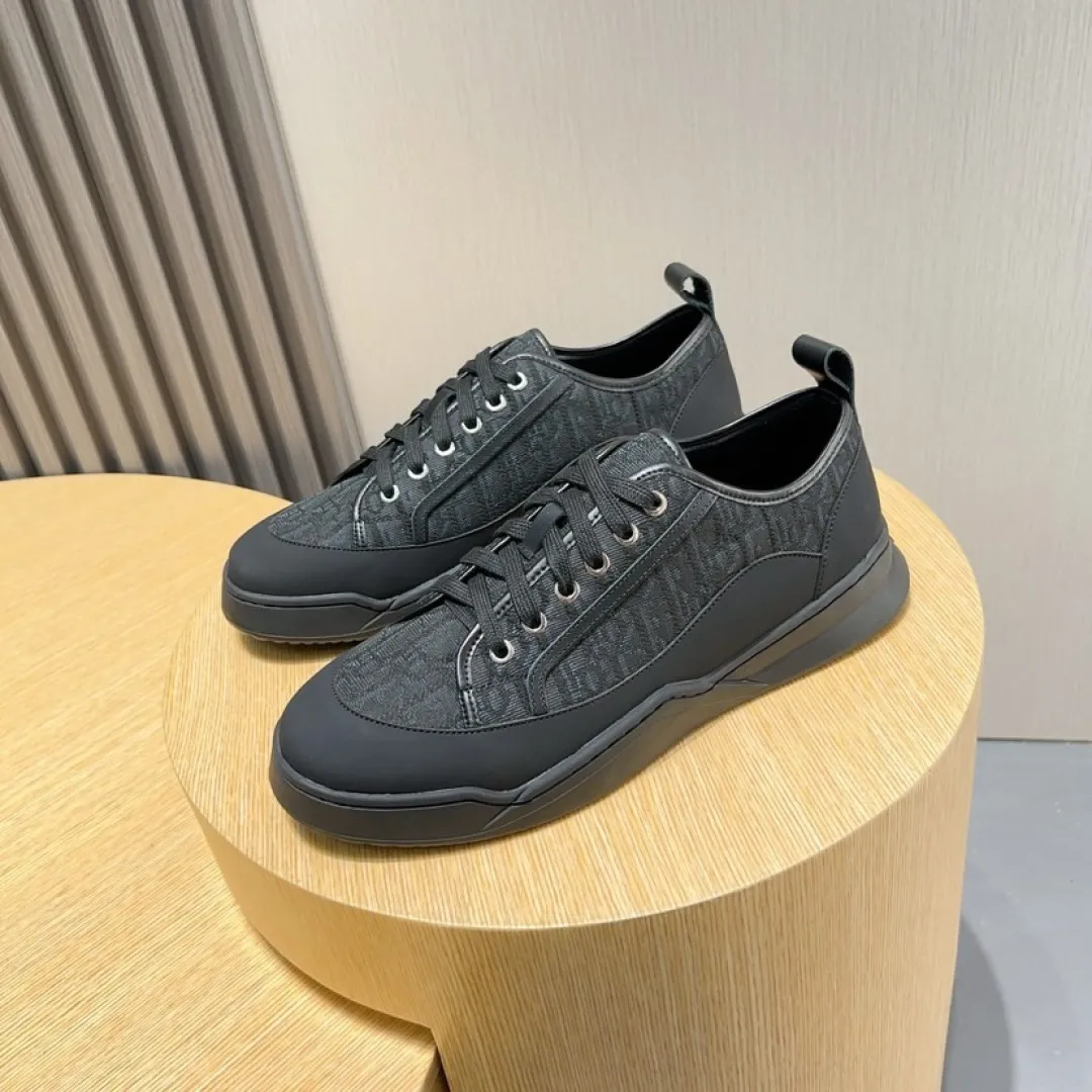 Men's shoes 💰P500💰[Dior] Dior casual sports shoes 🇺🇸Sold at the same time at the counter, top-notch Italian original purchase · The upper is made of brand totem cloth with original leather · Comes with first-layer sheepskin feet · (Totem cloth highlights high-end, nobility, and class) Exquisite workmanship (original lining) Sole: Original factory special outsole ⚠️Comfortable, wear-resistant, non-slip, real-life photo🎬The real thing is more beautiful🔍Number: 39-46【45 46 Customized items are non-returnable]